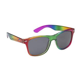 Opvallende zonnebril met transparant montuur in alle kleuren van de regenboog. De perfecte eyecatcher op festivals. Met UV 400 bescherming (volgens Europese normen).