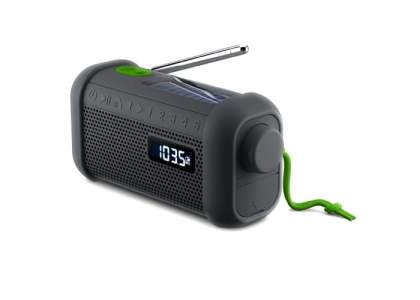 Das tragbare Radio/Lautsprecher kann auf 3 Arten aufgeladen werden: mit Solarenergie, durch Selbstaufladung oder mit dem mitgelieferten USB-Kabel. Mit dem Radio können Sie sowohl AM- als auch FM-Radiosender empfangen. Der UKW-Bereich reicht von 87 bis 108 MHz. Dank des mitgelieferten USB-C-Kabels können Sie das Radio auch als Powerbank verwenden. Mit einer Leistung von 1000 mAh ist Ihr Handy im Handumdrehen wieder aufgeladen! Sie können das Kabel auch verwenden, um das Radio aufzuladen. Ideal ist die eingebaute Taschenlampe. Nützlich, wenn es anfängt dunkel zu werden und Sie noch unterwegs sind oder wenn Sie etwas verloren haben. Das Radio hat die Schutzklasse IP64, das heißt, es ist staub- und spritzwassergeschützt. Sie können es also bei allen Wetterbedingungen verwenden. Außerdem ist das Funkgerät nicht größer als ein Smartphone und Sie können es problemlos überallhin mitnehmen. Ein praktisches Gerät für Camping, Wandern, Reisen, aber auch für echte Notfälle!