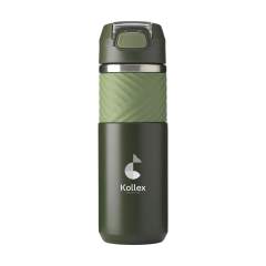 WoW! Doppelwandige Wasserflasche/Thermosflasche aus recyceltem Edelstahl. Mit einem auslaufsicheren PP-Schraubverschluss, einer zusammenklappbaren Trinktülle aus Silikon und einem Strohhalm. Die Trinktülle ist mit einem transparenten Deckel mit Druckknopf und Verriegelung hygienisch verschlossen. Praktisch beim Sport und im Auto. Das liegt daran, dass die Flasche beim Trinken nicht gekippt werden muss. Die Flasche ist mit einem großzügigen, rutschfesten Griff aus Gummi ausgestattet. Dank ihres schicken und gleichzeitig coolen Designs fällt die Flasche sofort ins Auge. Geeignet, um kalte oder heiße Getränke auf der richtigen Temperatur zu halten. Nicht spülmaschinengeeignet. RCS-zertifiziert. Gesamtes recyceltes Material: 68%. Fassungsvermögen: 500 ml. Edelstahl kann viele Male recycelt werden – die Qualität des Materials bleibt dabei weitgehend erhalten. Durch die Verwendung von recyceltem Edelstahl kommt eine geringere Menge an neuen Rohstoffen zum Einsatz. Das bedeutet weniger Energieverbrauch und weniger Wasserverbrauch. Eine verantwortungsvolle Wahl. Wird einzeln in einem Kraftkarton geliefert.