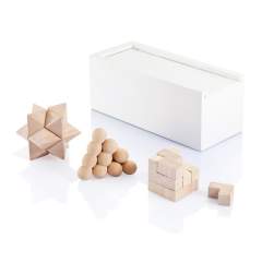 Faites travailler votre esprit comme vous faites travailler vos muscles ! Les jouets casse-tête sont un moyen très amusant d'améliorer vos capacités d'analyse et de résolution de problèmes. Cet ensemble de casse-tête contient 3 puzzles et est présenté dans une boîte en bois de pin peint en blanc. Fabriqué avec du bois certifié FSC®. Livré dans un emballage cadeau kraft certifié FSC®.