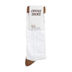 WoW! Socken aus Kaffeesatz. Nach dem Aufbrühen von Kaffee bleibt Kaffeesatz zurück. Daraus wird u. a. Garn hergestellt. Diese Socken sind aus solchen Garnen gestrickt. Zusammensetzung dieser Socken: 59 % Kaffeegarn, 35 % recyceltes Polyester und 6% recyceltes Elastan. Einheitsgröße (41–46). Weltweit werden pro Jahr etwa 50 Milliarden Kilo Kaffeesatz produziert. Was übrig bleibt, wird einfach weggeworfen. Aber jetzt nicht mehr. Kaffeesatz wird mit recyceltem PET gemischt, um Kaffeegarn herzustellen. Dieses Garn kann dann zu Produkten wie diesen Socken verwebt werden. Diese Socken sind nicht nur wegen des Designs schön, das an die Farbe einer frisch gebrühten Tasse Kaffee angelehnt ist. Sie tragen auch dazu bei, unseren weltweiten Kaffeeabfall zu recyceln. Wird einzeln in einem Kraftkarton geliefert.