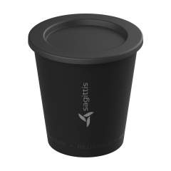 Gobelet réutilisable fabriqué à partir de matériaux biosourcés provenant de sources renouvelables. Ce gobelet est une bonne alternative au gobelet à café jetable. S'adapte à presque toutes les machines à café. Avec couvercle pour garder le café chaud plus longtemps et l'emporter avec soi. Le gobelet et le couvercle sont empilables. 100% recyclable et sans BPA. Ce produit passe au lave-vaisselle. Le lavage à la main est recommandé pour préserver l’impression. Capacité 200 ml. Fabriqué en Allemagne.