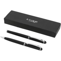 Parure stylo à bille avec mécanisme twist au design exclusif et roller. Disponible en noir brillant, argenté mat et bleu mat. Emballés dans une boîte cadeau « LUXE ».