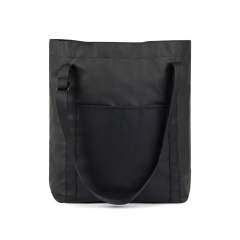 Diese Tasche ist ein perfekter Reisebegleiter und besteht aus superleichtem, GRS-zertifiziertem Polyester mit einer glatten PU-Beschichtung. Falten Sie sie einfach und sichern Sie sie mit dem cleveren Riemen und der Schnalle, um sie bei Nichtgebrauch kompakt zu verstauen. Mit den verstellbaren Riemen können Sie die Tasche in der Hand oder über der Schulter tragen. Die Tasche verfügt über eine praktische Außentasche sowie eine kleinere Innentasche für Ihre wichtigsten Utensilien. Diese vielseitige Tasche ist nicht nur leicht zu tragen, sondern auch so konzipiert, dass sie sich zusammenfalten und kompakt in Ihrem Gepäck verstauen lässt. Die GRS-Zertifizierung (Global Recycled Standard) garantiert, dass die gesamte Lieferkette der recycelten Materialien zertifiziert ist. Der Gesamtanteil an recyceltem Material wird auf das Gesamtgewicht des Produkts bezogen. Dieses Produkt enthält 51% GRS-zertifiziert recyceltes Polyester.