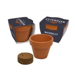 Een terracotta bloempotje (Ø 8,5 cm x 7 cm) met een kokostablet (Ø 5 cm) en een zakje met een mix aan bloemzaadjes. Inclusief een gepersonaliseerd kartonnen label in full colour. In het zakje tref je de volgende bloemzaadjes aan: Moederkruid (margriet) – Sluierkruid – Leeuwebek – Schermscheefbloem – Zilverschildzaad – Mexicaantje – Petunia – Salvia – Zomerazalea –  IJsbloem. Een geschenk dat bijdraagt aan het op peil houden van een gezonde bijenpopulatie.