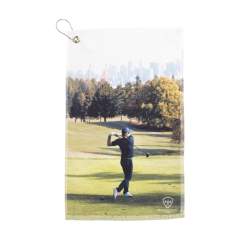 Serviette de golf avec votre propre impression couleur unique. Fabriqué en 40% microfibre et 60% coton (400 g/m²). Cette serviette de golf de qualité dispose d'un œillet avec mousqueton pour que vous puissiez l'accrocher à votre sac pour un accès facile pendant votre partie de golf. Cette serviette est légère et absorbe rapidement l'humidité. Par pièce sous cellophane.