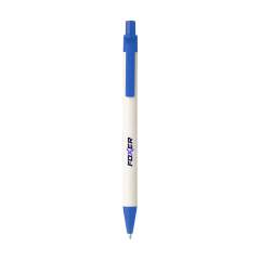 WoW! Stylo à bille à encre bleue. Le corps de ce stylo est fabriqué à partir de briques de lait recyclés. Le clip, le bouton poussoir et la pointe sont en PLA. Le PLA est un matériau biodégradable fabriqué à partir d'amidon de maïs produit par des plantes – naturel et renouvelable. En raison de l'utilisation de matériaux recyclés, petites imperfections dans le matériau peuvent être visibles. Cela confère au produit un aspect unique.