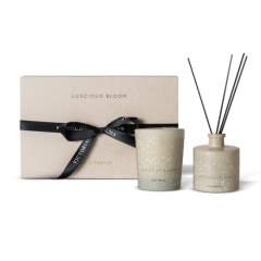 Deze Luscious Bloom set, bestaande uit een geurkaars en een diffuser  van het Zweedse merk Victoria, decoratieve geurverspreiders met een heerlijk bloemige en rustgevende geur. De set is verpakt in een luxe geschenkdoos, voorzien van een striklint. De glazen oliehouder heeft een inhoud van 50 ml en kan tot wel 3 weken meegaan en de kaars heeft 15 branduren.