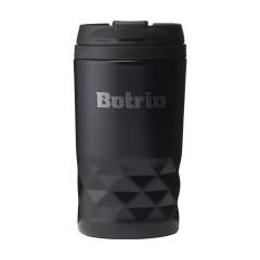 WoW! Double-walled, leakproof thermos cup made from recycled stainless steel. With a plastic inner wall, screw lid and click-opening. This cup has a striking 3D geometric diamond pattern. Non-slip bottom. Without lid, the mug has a height of 12.4 cm and thus fits under almost all coffee machines. RCS-certificated. Total recycled material: 42%. Capacity 250 ml. Stainless steel can be recycled many times whilst retaining the quality of the material. By using recycled stainless steel, fewer new raw materials are needed. This means less energy consumption and less use of water. Each item is supplied in an individual brown cardboard box.