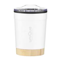 WoW! Thermos à double paroi avec paroi extérieure en acier inoxydable recyclé et paroi intérieure en PP. Ce thermos est doté d'un couvercle à pression noir transparent avec une ouverture pour boire verrouillable. Le fond en bambou, d'une épaisseur de 1,5 cm, constitue un détail remarquable. Certifié RCS. Matière recyclée totale : 38%. Capacité 350 ml.  L'inox peut être recyclé à l'infini tout en conservant la qualité du matériau. En utilisant de l'acier inoxydable recyclé, on a besoin de moins de nouvelles matières premières. Cela signifie moins de consommation d'énergie, moins d'utilisation d'eau et une réduction des émissions de CO2. Un choix responsable. Chaque article est fourni dans une boite individuelle en papier kraft marron.