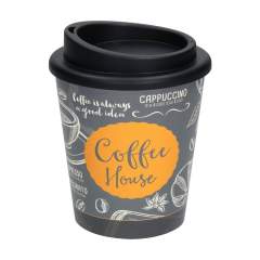 Mug à emporter en plastique à double paroi. Modèle pratique muni d'un couvercle à vis avec une ouverture pour boire. S'insère dans le porte-boissons standard des voitures, mug pratique pour les déplacements. Réutilisable, sans BPA et convenient pour la nourriture. Capacité 250 ml. Fabriqué en Allemagne.  La surface est idéale pour une impression polychrome iMould (résiste à l’eau, aux rayures, à la couleur et aux UV) dans tous les modèles souhaités. Quantité minimum de commande par couleur 500 pièces.