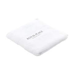 This towel from the Wooosh Brand is made from 50% recycled cotton and 50% cotton. The towel has a handy loop and a woven band and is beautifully finished with a cotton trim. The softness of the tightly woven terry gives a feeling of luxury and comfort after an invigorating shower or warm bath. The fibres of the 400 grams of terry cotton are highly moisture-absorbent and feel pleasant on your skin while drying. This bathroom textile has a timeless look and fits into any interior. This product is GRS-certified and produced with special attention paid to people and the environment.