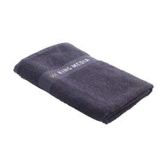 This bath towel from the Wooosh Brand is made from 50% recycled cotton and 50% cotton. The towel has a handy loop and a woven band and is beautifully finished with a cotton trim. The softness of the tightly woven terry gives a feeling of luxury and comfort after an invigorating shower or warm bath. The fibres of the 400 grams of terry cotton are highly moisture-absorbent and feel pleasant on your skin while drying. This bathroom textile has a timeless look and fits into any interior. This product is GRS-certified and produced with special attention paid to people and the environment.