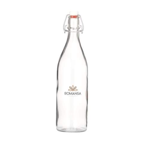 Multifunctionele, herbruikbare beugelfles van helder kwaliteitsglas. Af te sluiten met een handige beugeldop. Deze fles is ideaal voor het schenken van water, limonade of wijn. Maar ook te vullen met olijfolie, kruiden of zaden. Uitermate geschikt voor alledaags gebruik of voor gebruik in de horeca. Inhoud 1.000 ml. Made in Italy.