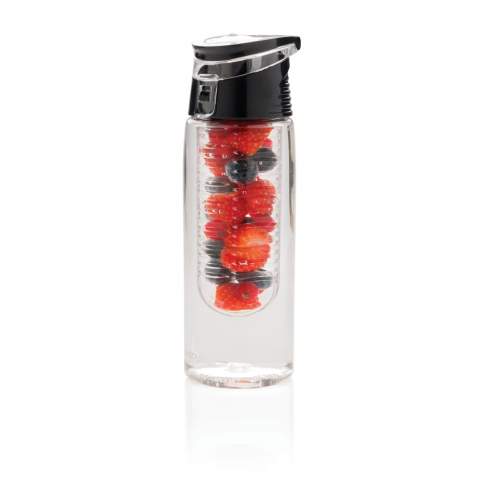 Bouteille en Tritan 700ml avec compartiment à infusion. Aromatisez et vitaminez votre eau en ajoutant des fruits frais dans le compartiment à infusion. Le couvercle en ABS est verrouillable pour vous permettre d’emmener votre eau partout avec vous.