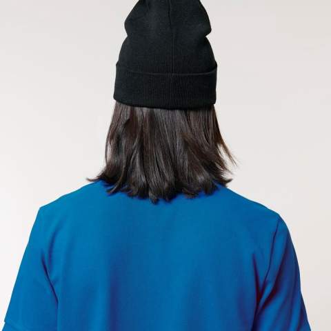 Two layers beanie
Four shaping seams at top
Foldable brim