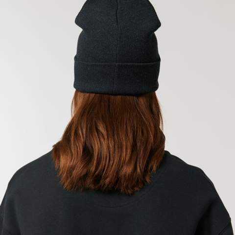 Two layers beanie
Four shaping seams at top
Foldable brim