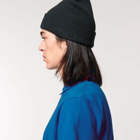 Two layers beanie
Four shaping seams at top
Foldable brim