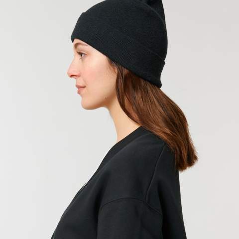 Two layers beanie
Four shaping seams at top
Foldable brim