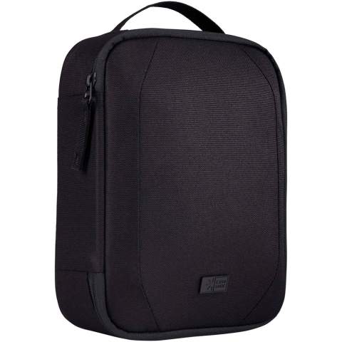 Le sac d'accessoires Case Logic Invigo offre de la place pour les câbles, les écouteurs, les adaptateurs et d'autres objets personnels. Il est parfait pour être utilisé dans un sac plus grand ou seul. Ce sac est fabriqué avec un extérieur en polyester 600D 100 % recyclé et une doublure en polyester 150D. Il comprend une pochette pour stylo, une pochette zippée, une grande pochette à glissière et des compartiments de rangement dédiés aux objets plus volumineux tels que les écouteurs.