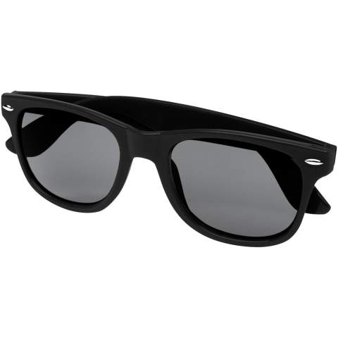 Diese Sonnenbrille im Retro-Design ist das ideale Werbegeschenk für Sommerfestivals, Veranstaltungen oder andere sonnige Outdoor-Aktivitäten. Die Brille entspricht der Norm EN ISO 12312-1, hat UV400-Gläser der Kategorie 3 und ist damit die perfekte Wahl für den Schutz vor hellem Sonnenlicht. Dank des PC-Kunststoffmaterials ist die Sonnenbrille leicht und angenehm zu tragen.