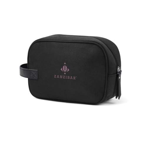 La trousse de toilette Marlow est une trousse de toilette intemporelle, souple et résistante, conçue pour ranger tous vos objets de première nécessité en voyage et pour ajouter une touche d'élégance à l'étagère de votre salle de bain. Sa poignée latérale pratique permet de la porter facilement, tandis que la fermeture à zip assure une fermeture sécurisée. Elle est équipée d'une poche intérieure zippée, parfaite pour organiser vos affaires. La série Marlow est fabriquée en faux daim recyclé avec des détails en PU et une doublure en polyester recyclé et des finitions argentées élégantes. Certifié par RCS (Recycled Claim Standard), la certification RSC garantit que l'ensemble de la chaîne d'approvisionnement en matériaux recyclés est certifiée. Le contenu recyclé total est basé sur le poids total du produit. Ce produit contient 45 % de polyester recyclé certifié RCS.