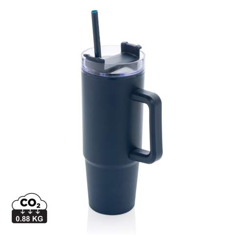 Maak kennis met de Tana tumbler. Een 900 ml plastic tumbler gemaakt van 80% gerecycled materiaal voor milieuvriendelijke hydratatie met een lage impact. Of je nu aan het werk , onderweg of aan het sporten bent, deze tumbler is je ideale metgezel. De geavanceerde deksel heeft een draaibare dop met drie standen: een morsbestendige rietjesopening, een drinktuit en een volledig afgesloten deksel. Het ergonomische handvat met comfortabele grip zorgt voor gemakkelijk dragen, en de slanke basis past in de meeste autobekerhouders. Alleen met de hand afwassen. Totaal gerecyclede inhoud: 80% op basis van het totale gewicht van het artikel. Vrij van BPA. Inhoud: 900 ml. Inclusief FSC®-gecertificeerde kraft geschenkverpakking.