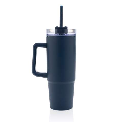 Maak kennis met de Tana tumbler. Een 900 ml plastic tumbler gemaakt van 80% gerecycled materiaal voor milieuvriendelijke hydratatie met een lage impact. Of je nu aan het werk , onderweg of aan het sporten bent, deze tumbler is je ideale metgezel. De geavanceerde deksel heeft een draaibare dop met drie standen: een morsbestendige rietjesopening, een drinktuit en een volledig afgesloten deksel. Het ergonomische handvat met comfortabele grip zorgt voor gemakkelijk dragen, en de slanke basis past in de meeste autobekerhouders. Alleen met de hand afwassen. Totaal gerecyclede inhoud: 80% op basis van het totale gewicht van het artikel. Vrij van BPA. Inhoud: 900 ml. Inclusief FSC®-gecertificeerde kraft geschenkverpakking.