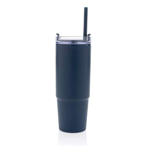 Maak kennis met de Tana tumbler. Een 900 ml plastic tumbler gemaakt van 80% gerecycled materiaal voor milieuvriendelijke hydratatie met een lage impact. Of je nu aan het werk , onderweg of aan het sporten bent, deze tumbler is je ideale metgezel. De geavanceerde deksel heeft een draaibare dop met drie standen: een morsbestendige rietjesopening, een drinktuit en een volledig afgesloten deksel. Het ergonomische handvat met comfortabele grip zorgt voor gemakkelijk dragen, en de slanke basis past in de meeste autobekerhouders. Alleen met de hand afwassen. Totaal gerecyclede inhoud: 80% op basis van het totale gewicht van het artikel. Vrij van BPA. Inhoud: 900 ml. Inclusief FSC®-gecertificeerde kraft geschenkverpakking.