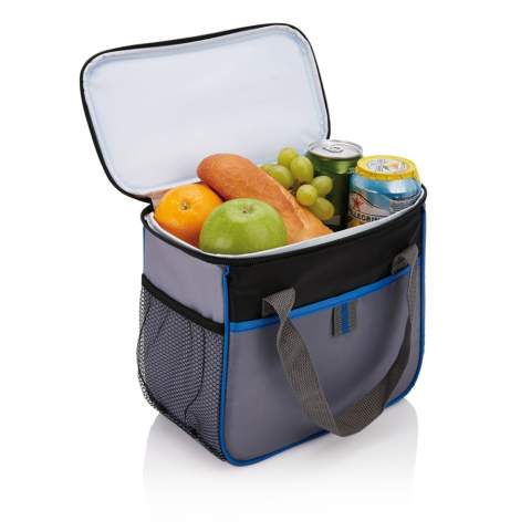 210D Polyester koeltas met voldoende ruimte voor een sixpack en lunch. Perfect voor een dagje zwemmen of een heerlijke picnic! PVC vrij.