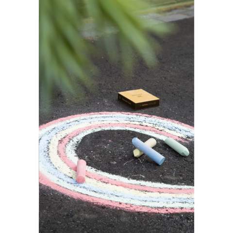 Ensemble de 4 morceaux de craie de trottoir de différentes couleurs pastel. Surtout pour faire des dessins à la craie et jouer à des jeux de marelle en plein air.