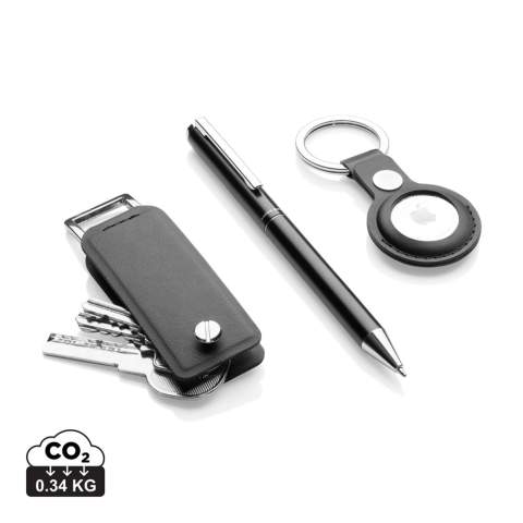 Entdecken Sie das ultimative Organisations-Trio: den eleganten Swiss Peak Tula RCS-zertifizierten Key Organizer, den praktischen AirTag Holder und den Stift aus recyceltem Aluminium. Der auf Effizienz und Stil ausgelegte Schlüssel-Organizer hält Ihre Schlüssel in Schach (für maximal 4 Schlüssel), während der AirTag Holder dafür sorgt, dass Sie nie den Überblick über Ihre Wertsachen verlieren. Außerdem können Sie mit dem Stift aus recyceltem Aluminium Ihre Notizen festhalten. Hergestellt aus RCS-zertifiziert (Recycled Claim Standard) recycelten Materialien. Die RCS-Zertifizierung gewährleistet eine vollständig zertifizierte Lieferkette der recycelten Materialien. Dieses Produkt enthält 7% RCS-zertifiziertes, recyceltes PU und 8% RCS-zertifiziertes, recyceltes Aluminium.