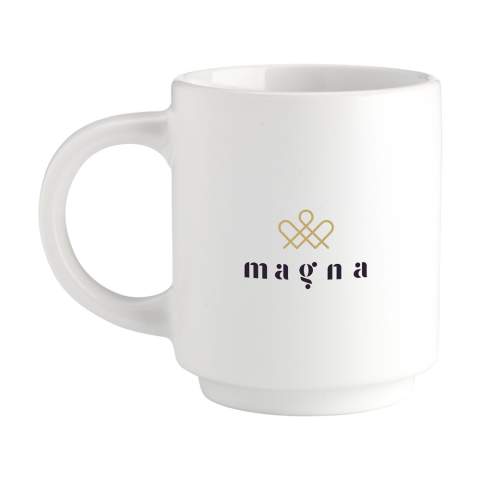 Mug de distributeur automatique empilable et peu encombrant en céramique de haute qualité et 5% de céramique recyclée. La tasse a une poignée étonnamment grande pour une prise en main confortable. L'extérieur de la tasse a une finition mate chic, l'intérieur est fini en haute brillance. Convient aux machines à café. Lave-vaisselle. Capacité 180 ml. NOTE : Le mug blanc ne peut pas être doté d'une gravure laser car elle n'est pas suffisamment visible. Les mugs en céramique recyclée sont fabriqués en mélangeant des matières premières avec des fragments de mugs cassés ou inutilisables collectés dans la même usine. Ces composants mis au rebut sont finement broyés en poudre puis mélangés à des matières de base telles que le kaolin et le quartz avant d'être transformés en de nouveaux produits en céramique. Le produit final est généralement constitué de 5 à 10% de céramique recyclée pour garantir une qualité optimale. L'utilisation de céramiques recyclées favorise l'économie circulaire et réduit le besoin de nouvelles matières premières.