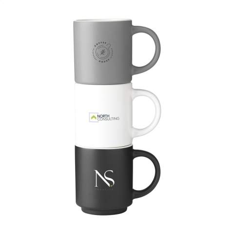 Mug de distributeur automatique empilable et peu encombrant en céramique de haute qualité et 5% de céramique recyclée. La tasse a une poignée étonnamment grande pour une prise en main confortable. L'extérieur de la tasse a une finition mate chic, l'intérieur est fini en haute brillance. Convient aux machines à café. Lave-vaisselle. Capacité 180 ml. NOTE : Le mug blanc ne peut pas être doté d'une gravure laser car elle n'est pas suffisamment visible. Les mugs en céramique recyclée sont fabriqués en mélangeant des matières premières avec des fragments de mugs cassés ou inutilisables collectés dans la même usine. Ces composants mis au rebut sont finement broyés en poudre puis mélangés à des matières de base telles que le kaolin et le quartz avant d'être transformés en de nouveaux produits en céramique. Le produit final est généralement constitué de 5 à 10% de céramique recyclée pour garantir une qualité optimale. L'utilisation de céramiques recyclées favorise l'économie circulaire et réduit le besoin de nouvelles matières premières.