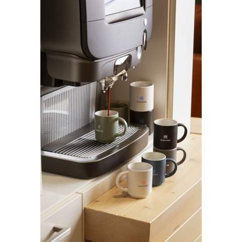 Mug de distributeur automatique empilable et peu encombrant en céramique de haute qualité et 5% de céramique recyclée. La tasse a une poignée étonnamment grande pour une prise en main confortable. L'extérieur de la tasse a une finition mate chic, l'intérieur est fini en haute brillance. Convient aux machines à café. Lave-vaisselle. Capacité 180 ml. NOTE : Le mug blanc ne peut pas être doté d'une gravure laser car elle n'est pas suffisamment visible. Les mugs en céramique recyclée sont fabriqués en mélangeant des matières premières avec des fragments de mugs cassés ou inutilisables collectés dans la même usine. Ces composants mis au rebut sont finement broyés en poudre puis mélangés à des matières de base telles que le kaolin et le quartz avant d'être transformés en de nouveaux produits en céramique. Le produit final est généralement constitué de 5 à 10% de céramique recyclée pour garantir une qualité optimale. L'utilisation de céramiques recyclées favorise l'économie circulaire et réduit le besoin de nouvelles matières premières.