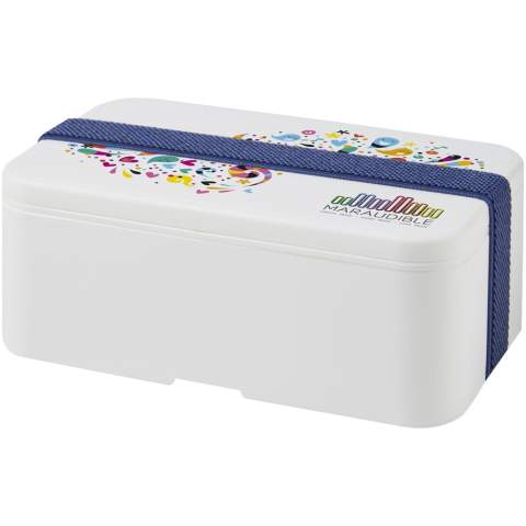 La lunch box idéale pour l'école, le travail ou les loisirs ! La lunch box MIYO offre une capacité de 700 ml, ce qui la rend idéale pour les sandwichs, les salades et bien plus encore. Le couvercle est maintenu en place à l'aide d'un élastique fabriqué à partir de PET recyclé. Veuillez nous contacter pour d'autres combinaisons de couleurs et accessoires supplémentaires, tels qu'une fourchette ou un compartiment intérieur. Passe au micro-ondes, passe au lave-vaisselle, sans bisphénol A et entièrement recyclable. Fabriquée au Royaume-Uni et emballée dans un sac en plastique PE recyclé. Vous pouvez également personnaliser totalement votre MIYO en ajoutant sur le couvercle le nom de la personne qui la reçoit - merci de nous contacter pour plus d'informations.