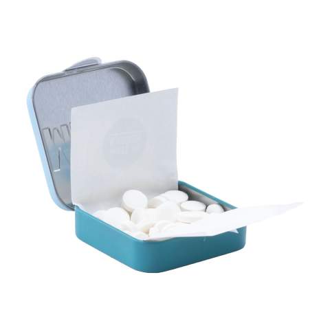 Boîte en aluminium recyclable pouvant contenir environ 58 savoureuses pastilles biologiques à la menthe et au menthol de la marque Max's Mints. Ces pastilles à la menthe sont fabriquées à partir de sucre biologique et d'arômes naturels,  sans gélatine. Produit biologique, 100 % naturel et végan. Cette boîte rechargeable a un design remarquable. Un cadeau frais et vert, tout en un. Fabriqué en Hollande.