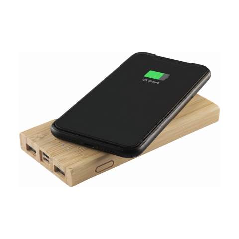 Krachtige wireless charging powerbank van natuurlijk bamboe met ingebouwde lithiumpolymeer batterij (8000mAh). Laadt smartphones of tablets snel via de USB-poort en beschikt over een geïntegreerde 5W wireless laadfunctionaliteit voor het draadloos opladen van mobiele apparaten die QI draadloos laden ondersteunen (nieuwste generaties Android en iPhone). Input 5V/2A (type-c en micro-USB). Output: 5V/2A. Draadloze output: 5v/1A (5W). Met indicator lampjes en aan/uit knop. Inclusief oplaadkabel met USB-C aansluiting, USB-C connector en gebruiksaanwijzing. Per stuk in doosje.