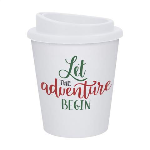 Mug à emporter en plastique à double paroi. Modèle pratique muni d'un couvercle à vis avec une ouverture pour boire. S'insère dans le porte-boissons standard des voitures, mug pratique pour les déplacements. Réutilisable, sans BPA et convenient pour la nourriture. Capacité 250 ml. Fabriqué en Allemagne.