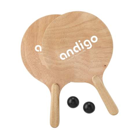 WoW! Ein sportliches Beachtennis-Set in einer Luxusausführung. Das Set besteht aus 2 Holzschlägern und 2 Gummibällen. Die Schläger sind aus MDF-Holz mit einem Finish aus schönem und robustem Pappelholz gefertigt. Man spielt dieses Spiel mit 2 Personen. Eine originelle Aktivität am Strand, im Park oder auf dem Campingplatz. Dieses Set wird in einem praktischen Aufbewahrungsbeutel aus Baumwolle geliefert.