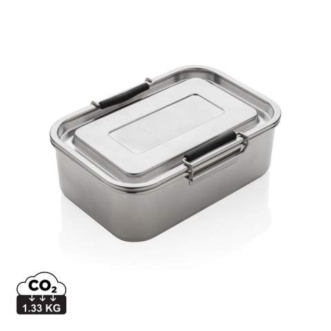 Deze oerdegelijke en lekvrije lunchbox met 2 clipsluitingen is gemaakt van 95% gerecycled roestvrij staal! Het houdt je favoriete maaltijden lang vers en smakelijk. Tijdloos design en duurzaam materiaal maken van deze lunchbox de ideale metgezel op school of op kantoor. De roestvrijstalen lunchbox is gemakkelijk schoon te maken, maar mag niet in de vaatwasser of in de magnetron worden gebruikt. Gemaakt met RCS (Recycled Claim Standard) gecertificeerde gerecyclede materialen. Een RCS-certificering zorgt voor een volledig gecertificeerde toeleveringsketen van de gerecyclede materialen. Totale gerecyclede inhoud op basis van itemgewicht. Alleen voor koude gerechten. Capaciteit 0.8 liter. Inclusief FSC®-certified kraft verpakking.