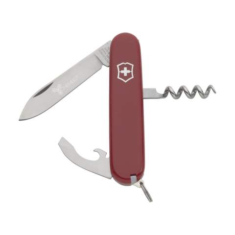 Couteau Suisse original de la marque Victorinox ligne Officiers avec poignée ABS, plaques intermédiaires en aluminium dur anodisé et des outils en acier recyclé à 100%. 6 pièces avec 9 fonctions : couteau, combinaison d'outils avec ouvre-boîte, décapsuleur, pince à dénuder et tournevis, tire-bouchon, anneau, pince à épiler et cure-dents. Comprend un mode d'emploi et une garantie à vie contre les défauts de matériaux et de fabrication. Victorinox est le symbole mondial de qualité, fiabilité, fonctionnalité et perfection. Attention, la législation en vigueur s'applique concernant la possession et / ou le transport de couteaux ou d'outils multifonctions en public. Par pièce dans une boîte.