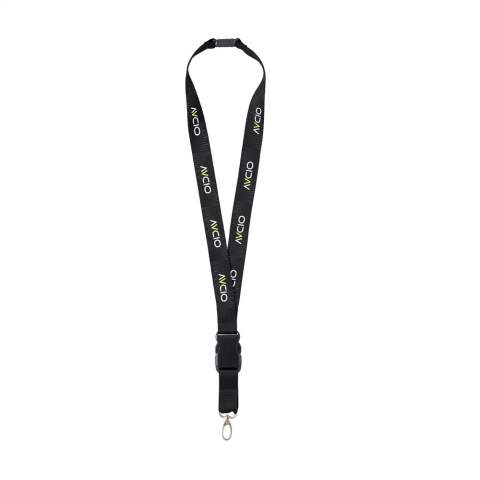 Lanyard van sterk geweven polyester. Met metalen karabijnhaak en kunststof veiligheidssluiting. Het onderste gedeelte is los te koppelen middels een kunststof buckle. Inclusief full colour sublimatiedruk. Made in Europe.