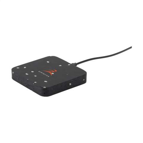 Deze draadloze 10W telefoonoplader is gemaakt van afval van elektronisch, huishoudelijk apparatuur. Het plastic wordt schoongemaakt, versnipperd en dan tot platen gegoten en geperst. Uit deze platen worden de docks gefreesd. Elk product heeft zijn eigen unieke patroon. Inclusief micro-USB oplaadkabel en USB-C connector. Per stuk in kraft doos.