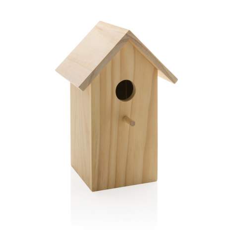 Help birds find a suitable nest and hiding place by hanging a nest box. With an entry opening of 33mm, this birdhouse is ideal for house sparrows, however tits, pied flycatchers and nuthatches can also take up residence in this birdhouse. The birdhouse is made of FSC® certified pine wood. On the side there is an opening through which the birdhouse can be easily cleaned. At the back is a pre-drilled hole so that you can easily hang the birdhouse. Comes in kraft gift box.