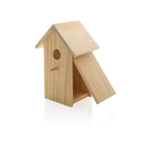 Helfen Sie den Vögeln, ein geeignetes Nest und Versteck zu finden, indem Sie einen Nistkasten aufhängen. Mit einer Einflugöffnung von 33 mm ist dieses Vogelhaus ideal für Haussperlinge. Aber auch Meisen, Trauerschnäpper und Kleiber können sich in diesem Vogelhaus niederlassen. Das Vogelhaus ist aus FSC®-zertifiziertem Holz gefertigt. An der Seite befindet sich eine Öffnung, durch die das Vogelhaus einfach gereinigt werden kann. Auf der Rückseite befindet sich ein vorgebohrtes Loch, damit Sie das Vogelhaus einfach aufhängen können. Wird in einer Geschenkbox aus Kraftpapier geliefert.