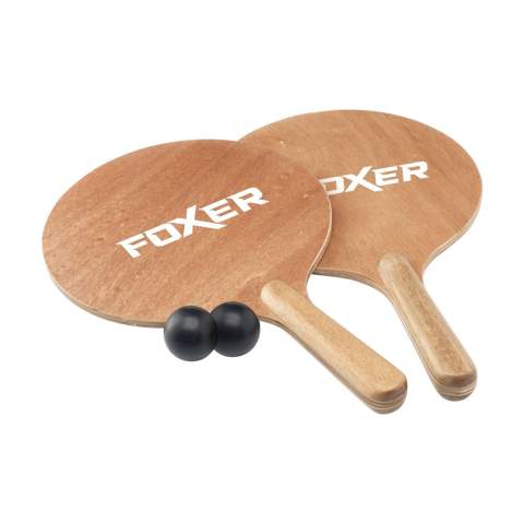 WoW! Ein sportliches Beachtennis-Set in einer Luxusausführung. Das Set besteht aus 2 Holzschlägern und 2 Gummibällen. Die Schläger sind aus MDF-Holz mit einem Finish aus schönem und robustem Pappelholz gefertigt. Man spielt dieses Spiel mit 2 Personen. Eine originelle Aktivität am Strand, im Park oder auf dem Campingplatz. Dieses Set wird in einem praktischen Aufbewahrungsbeutel aus Baumwolle geliefert.