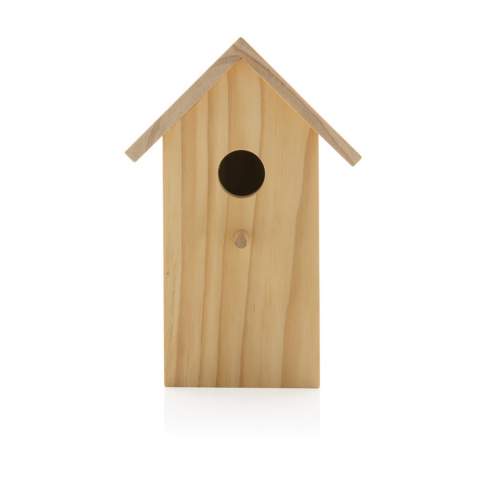 Help birds find a suitable nest and hiding place by hanging a nest box. With an entry opening of 33mm, this birdhouse is ideal for house sparrows, however tits, pied flycatchers and nuthatches can also take up residence in this birdhouse. The birdhouse is made of FSC® certified pine wood. On the side there is an opening through which the birdhouse can be easily cleaned. At the back is a pre-drilled hole so that you can easily hang the birdhouse. Comes in kraft gift box.