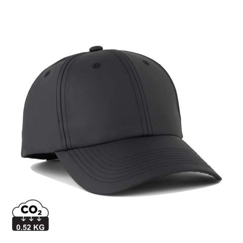 Casquette au design épuré. Parfaite pour les journées de détente ou les engagements professionnels décontractés. Cette casquette à 6 panneaux est dotée d'un bord incurvé et d'une fermeture à boucle réglable. La taille maximale de 63 cm de circonférence permet à cette casquette simple et confortable d'offrir un ajustement parfait à la plupart des tailles de tête. La casquette est fabriquée à partir de PET recyclé avec le traceur AWARE™, validant l'utilisation authentique de matériaux recyclés. 2% des recettes de chaque produit vendu seront reversés à Water.org.