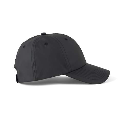 Casquette au design épuré. Parfaite pour les journées de détente ou les engagements professionnels décontractés. Cette casquette à 6 panneaux est dotée d'un bord incurvé et d'une fermeture à boucle réglable. La taille maximale de 63 cm de circonférence permet à cette casquette simple et confortable d'offrir un ajustement parfait à la plupart des tailles de tête. La casquette est fabriquée à partir de PET recyclé avec le traceur AWARE™, validant l'utilisation authentique de matériaux recyclés. 2% des recettes de chaque produit vendu seront reversés à Water.org.